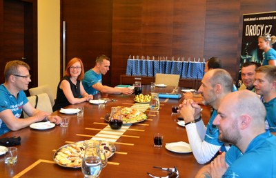 Delegaci cyklo-běžců přijala náměstkyně primátora Zuzana Bajgarová. Foto: Petr Havránek