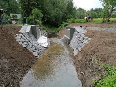 Příští týden bude osazena ocelová konstrukce nové lávky. Foto: OKAS