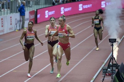 Zlatá Lieke Klaverová a stříbrná Lurdes Gloria Manuel během závodu žen na 400 metrů. Foto: Adolf Horsinka