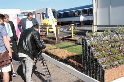 Ukázka kolejového absorbéru a nízké protihlukové zábrany. Foto: B. Krzyžanek