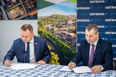 Memorandum signovali (zleva) ředitel společnosti OKK Koksovny Pavel Woznica s náměstek primátora města Ostravy Aleš Boháč. Foto: Lukáš Kaboň