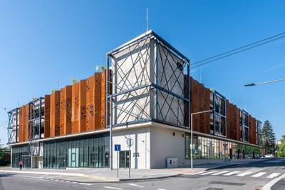Další stovky parkovacích míst v Ostravě, nový multifunkční parkovací dům u městské nemocnice byl dokončen