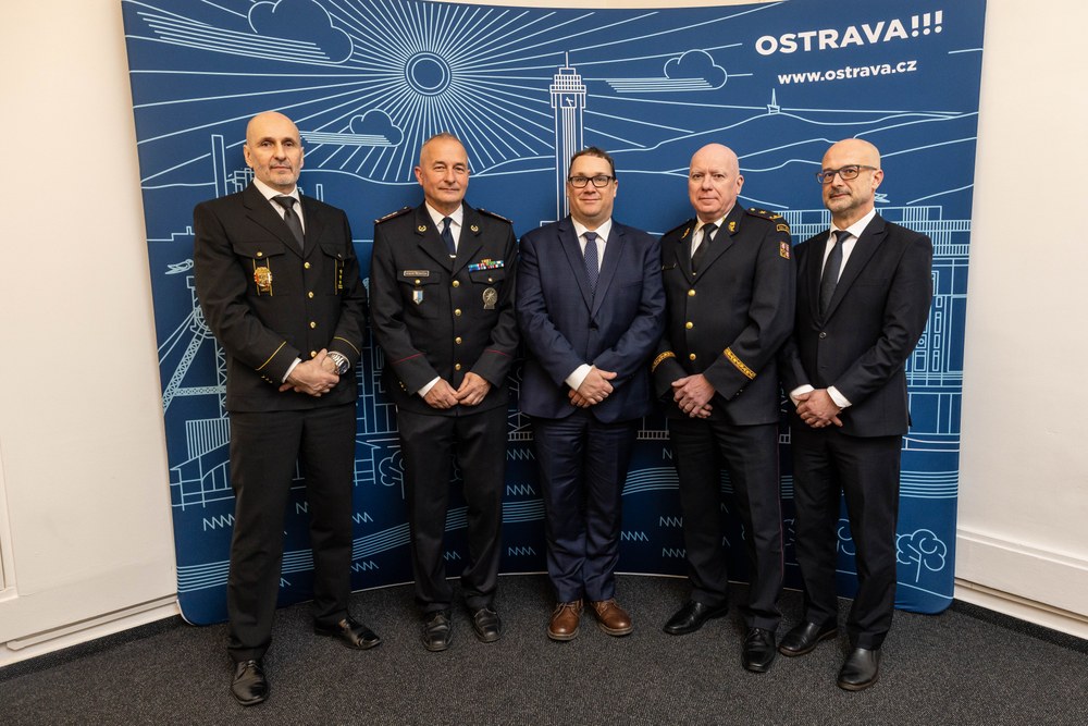 Ostravský primátor Jan Dohnal (uprostřed) se zástupci vedení složek IZS, působících na území města. Foto: Jiří Zerzoň Ostravský primátor Jan Dohnal (uprostřed) se zástupci vedení složek IZS, působících na území města. Foto: Jiří Zerzoň