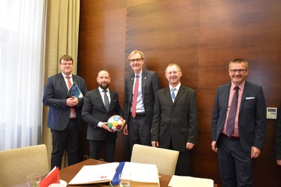 Primátor Tomáš Macura (druhý zleva) přivítal na Nové radnici dánského velvyslance (uprostřed). Foto: Hana Oborilová