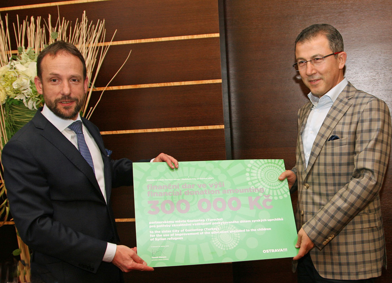 Primátor T. Macura a vedoucí turecké delegace D. Köken se symbolickým šekem pro Gaziantep. Foto: B. Krzyžanek Primátor T. Macura a vedoucí turecké delegace D. Köken se symbolickým šekem pro Gaziantep. Foto: B. Krzyžanek