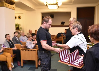 Erik Berek přebírá medaili za 40 odběrů. Foto: Lukáš Kaboň