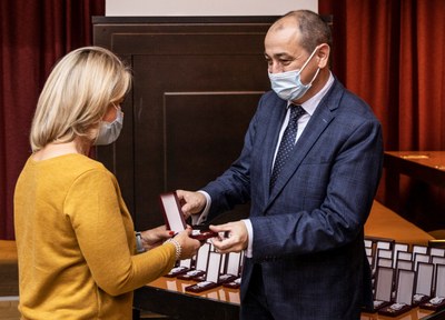 První náměstek primátora Radim Babinec předává dárkyni krve zlatou medaili. Foto: Jiří Zerzoň