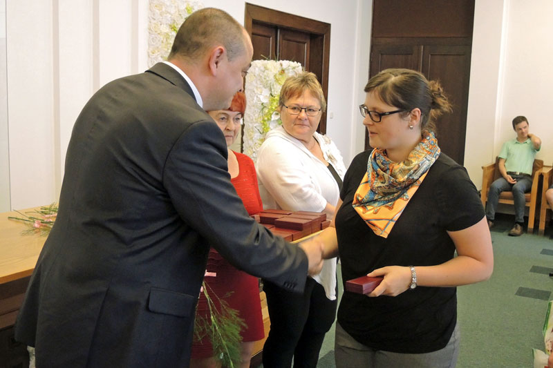 Náměstek primátora Radim Babinec předává Janského medaili dárkyni krve Kateřině Dědkové. Foto: J. Urban Náměstek primátora Radim Babinec předává Janského medaili dárkyni krve Kateřině Dědkové. Foto: J. Urban