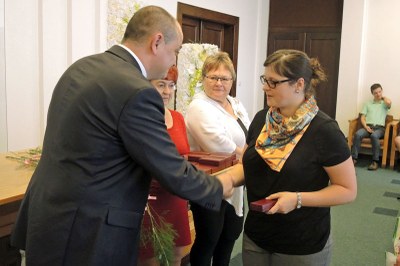 Náměstek primátora Radim Babinec předává Janského medaili dárkyni krve Kateřině Dědkové. Foto: J. Urban