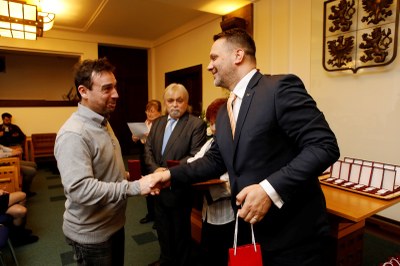 Náměstek primátora Michal Mariánek blahopřeje Martinu Georgievovi, která byl darovat krev čtyřicetkrát. Foto: Jiří Zerzoň 