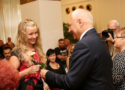 Náměstek primátora Zbyněk Pražák obdaroval dárkyně i malou kytičkou. Foto: Bohuslav Krzyžanek