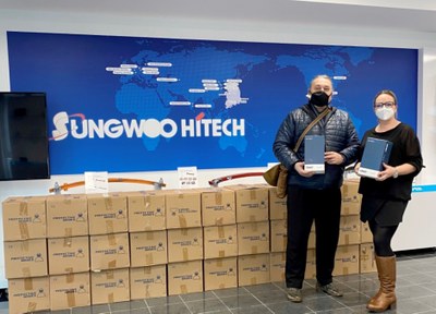 Martina Holubová ze společnosti Sungwo Hitech předává respirátory vedoucímu krizového oddělení ostravského magistrátu René Dočekalovi.  