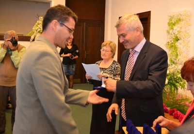 Primátor Petr Kajnar předává ocenění Pavlu Borovičkovi. Foto: P. Havránek