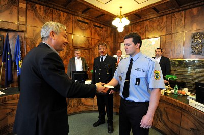 FOTO: D. Orszulik přebírá z rukou primátora P. Kajnara ocenění. Snímek: L. Kaboň