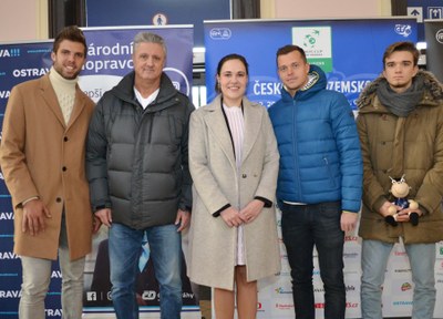 Uvítání tenistů na nádraží. Zleva: Jiří Veselý, nehrající kapitán Jaroslav Navrátil, náměstkyně primátora Andrea Hoffmannová, Adam Pavlásek a Tomáš Mazáč. Foto: René Stejskal   