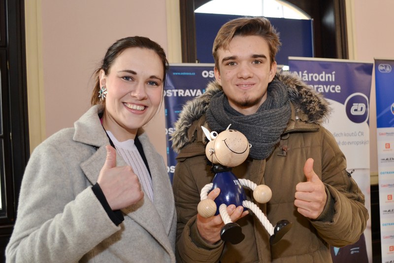 Náměstkyně primátora Andrea Hoffmannová věnovala benjamínkovi týmu Tomáši Mazáčovi ostravského koníka pro štěstí.  Náměstkyně primátora Andrea Hoffmannová věnovala benjamínkovi týmu Tomáši Mazáčovi ostravského koníka pro štěstí.