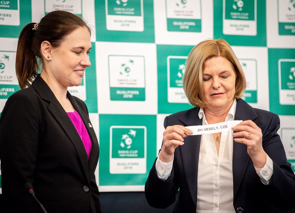 Andrea Hoffmannová (vlevo) vylosovala jako první jméno Jiřího Veselého. Ukazuje jej hlavní rozhodčí. Foto: Lukáš Kaboň Andrea Hoffmannová (vlevo) vylosovala jako první jméno Jiřího Veselého. Ukazuje jej hlavní rozhodčí. Foto: Lukáš Kaboň