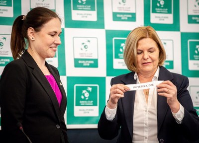 Andrea Hoffmannová (vlevo) vylosovala jako první jméno Jiřího Veselého. Ukazuje jej hlavní rozhodčí. Foto: Lukáš Kaboň