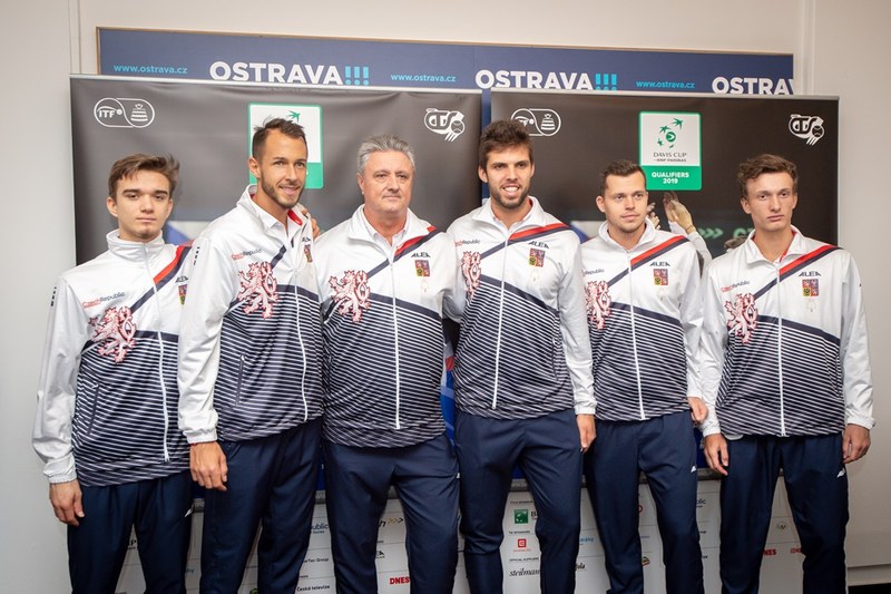 Český daviscupový tým, který se pokusí přehrát Nizozemce. Zleva: Tomáš Macháč, Lukáš Rosol, kapitán Jaromír Navrátil, Jiří Veselý, Adam Pavlásek a Jiří Lehečka.  Český daviscupový tým, který se pokusí přehrát Nizozemce. Zleva: Tomáš Macháč, Lukáš Rosol, kapitán Jaromír Navrátil, Jiří Veselý, Adam Pavlásek a Jiří Lehečka.