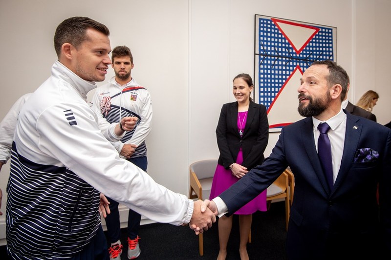 Primátor Tomáš Macura se zdraví s Adamem Pavláskem. 