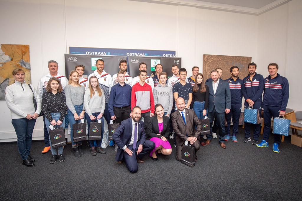 Tenisté obou týmů se společně s primátorem Tomášem Macurou, náměstkyní Andreou Hoffmannovou a krajským náměstkem Lukášem Curylem vyfotili s žáky sportovní základní školy B. Dvorského. 