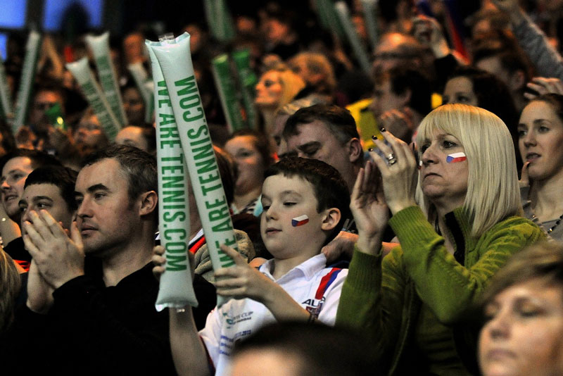 Diváci naše tenisty neúnavně povzbuzovali