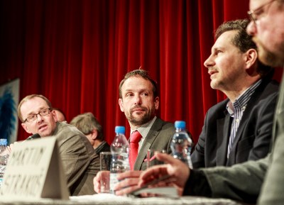 Primátor Tomáš Macura naslouchá názorům svých spolu diskutujících. Foto: J. Zerzoň