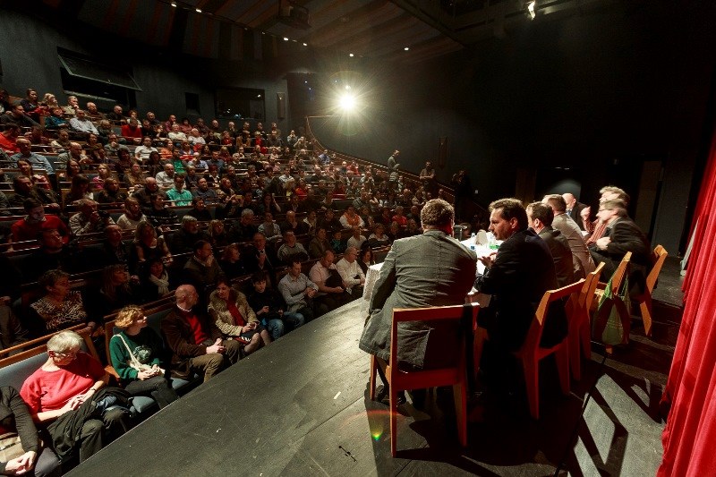 Slovům besedujících naslouchal zcela zaplněný sál.