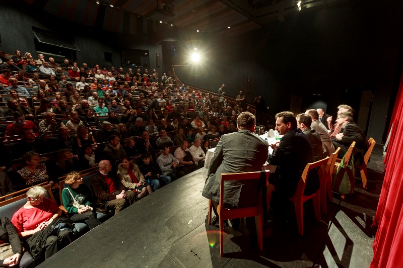 Slovům besedujících naslouchal zcela zaplněný sál.