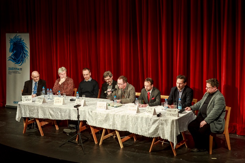 Zástupci světa politiky, vědy a kultury při besedě.