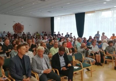 Již tradičně plný diskuzní sál v porubské Slunečnici. Snímek MMO.