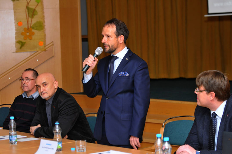 Primátor Tomáš Macura při diskuzi s občany. Foto: J. Urban