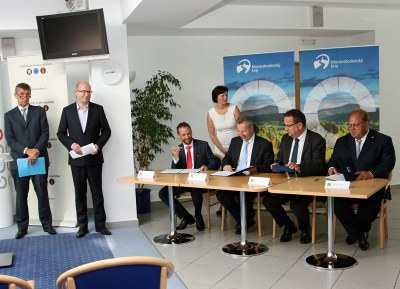 Podpisu deklarace byli přítomni premiér Bohuslav Sobotka a místopředseda vlády Andrej Babiš. Dokument podepsali (zleva) primátor Tomáš Macura, ministr životního prostředí Richard Brabec, ministr průmyslu a obchodu Jan Mládek a hejtman Miroslav Novák.