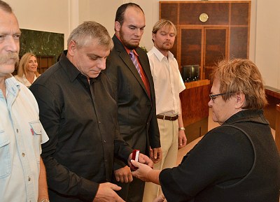 Milada Němčíková předává oceněným Zlaté kříže druhé třídy za 120 odběrů krve. Foto: P. Havránek