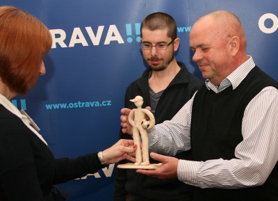 Součástí ceny byla i symbolická figurka sportovce Emila. Přebírají ji zástupci ZŠ Chrustova. Foto: B. Krzyžanek