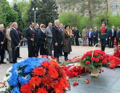 Náměstek primátora Zbyněk Pražák a představitelé partnerských měst při pietním aktu. Foto: Město Volgograd