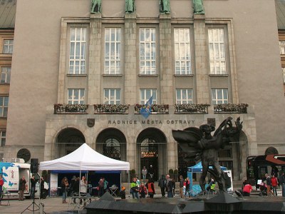 Prohlídky reprezentačních prostor, výjezd na věž, bohatý program na Prokešově náměstí - Den otevřených dveří Radnice Města Ostravy 2016. Snímek z loňského roku B. Krzyžanek