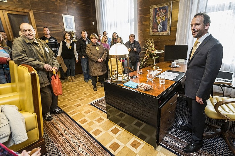 Návštěvníky ve své pracovně uvítá primátor Tomáš Macura.