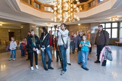 FOTO: Návštěvníci v centrálním prostoru pod radniční věží. Snímek archiv MMO.