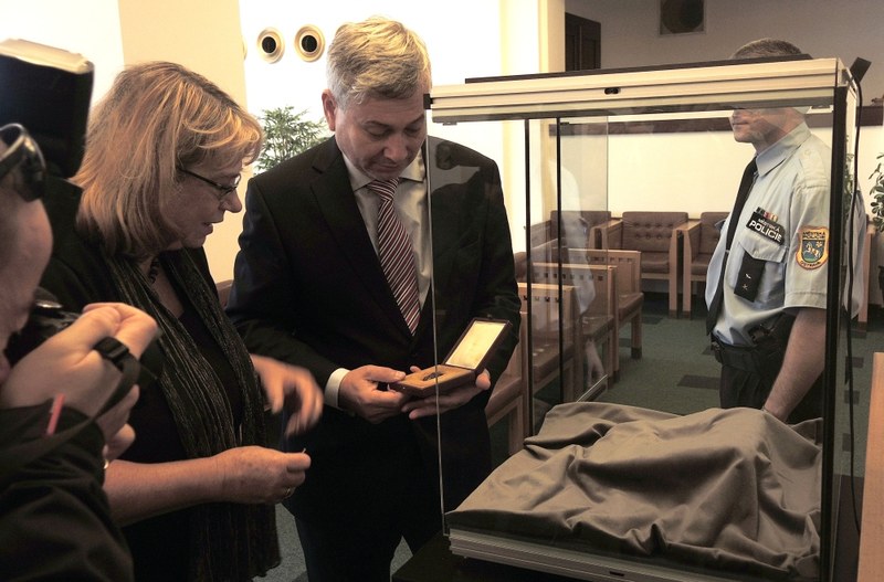 Primátor města Ostravy Petr Kajnar a ředitelka Ostravského muzea Jiřina Kábrtová vkládají Petřkovickou venuši do připravené vitríny.