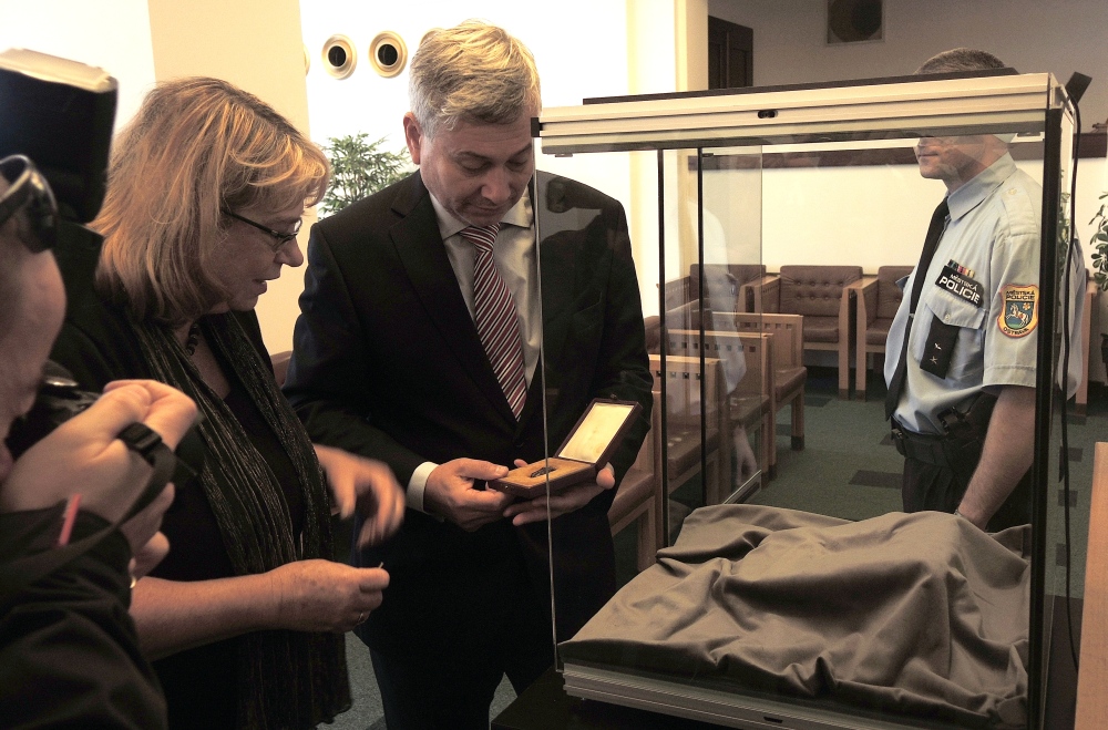 Primátor města Ostravy Petr Kajnar a ředitelka Ostravského muzea Jiřina Kábrtová vkládají Petřkovickou venuši do připravené vitríny.