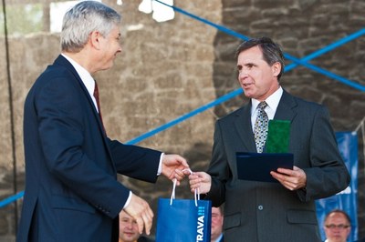 Primátor Petr Kajnar předává medaili "Za věrnost". Foto: J. Zerzoň.