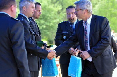 Text k foto: primátor Petr Kajnar předává policistům medaile "Za věrnost".