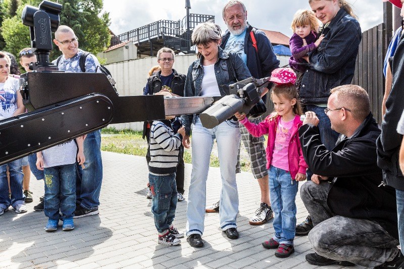 Pyrotechnický robot umí sejmout i čepici z hlavy. 