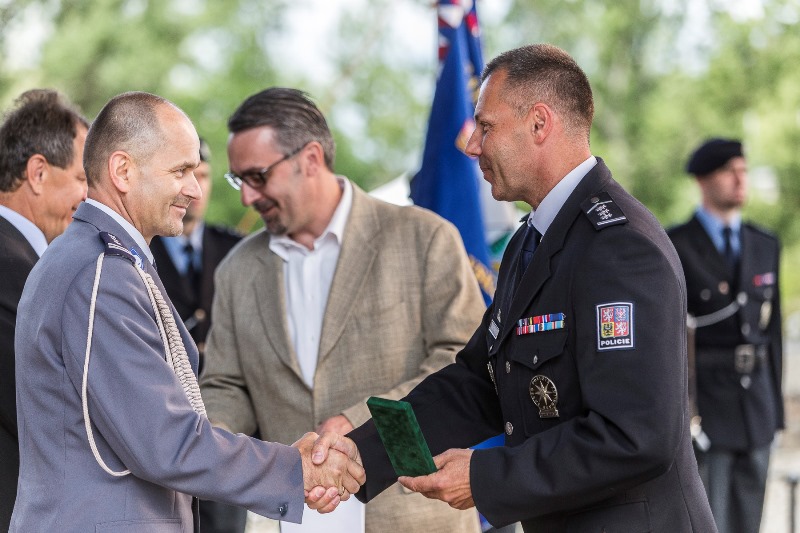 Ředitel T. Kužel předává ocenění kolegovi z Katovic.