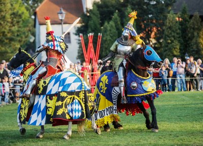 Historickým oslavám dominovaly souboje rytířů na koních. 