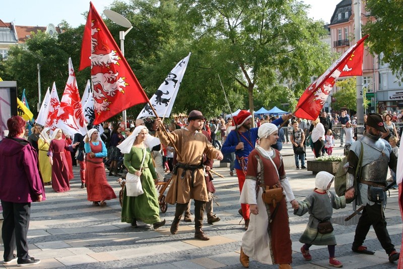 Historický rej zahájil krojovaný průvod z hradu na náměstí. 