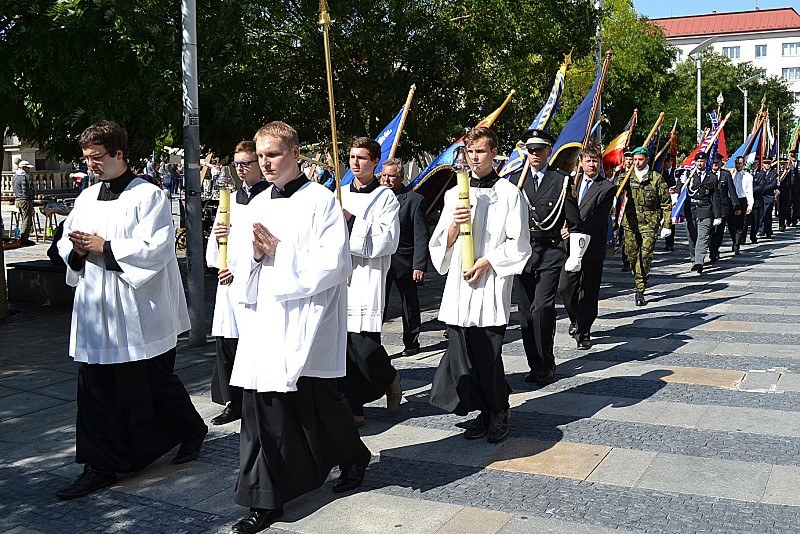 Liturgický průvod se po mši vydal k ostravskému biskupství. 