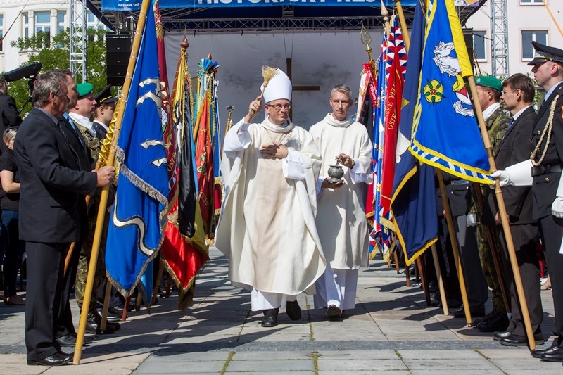 Pomocný biskup Martin David po mši požehnal praporům.