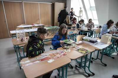 Nové školní prostředí inspiruje k objevům. Foto: Adolf Horsinka